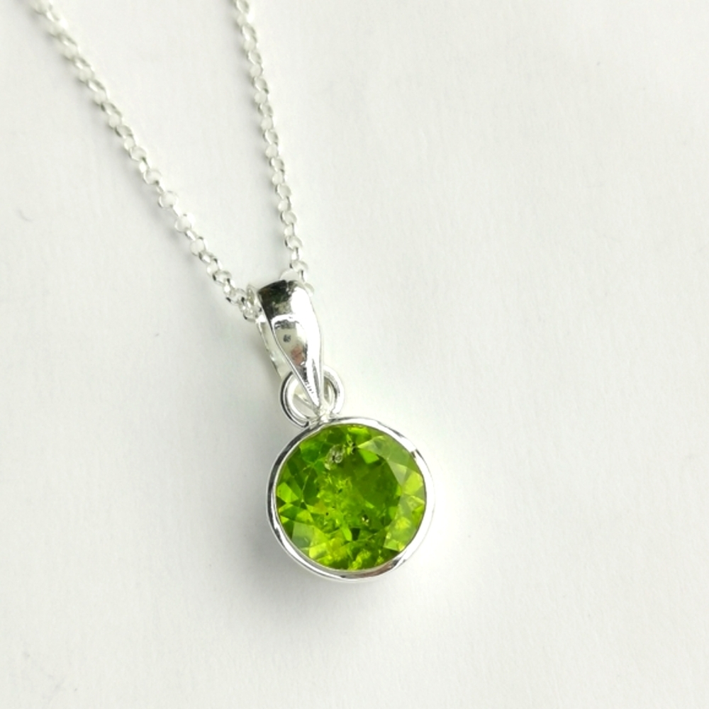 Deep cut Round Peridot sterling silver pendant necklace 🆕